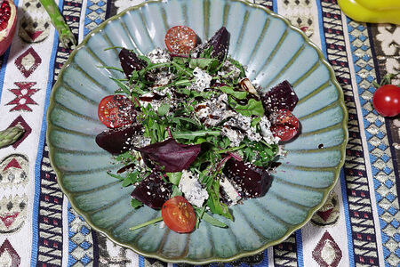 Салат из запечённой свеклы с сыром горгонзола