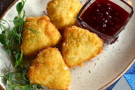 Камамбер фри с брусничным соусом