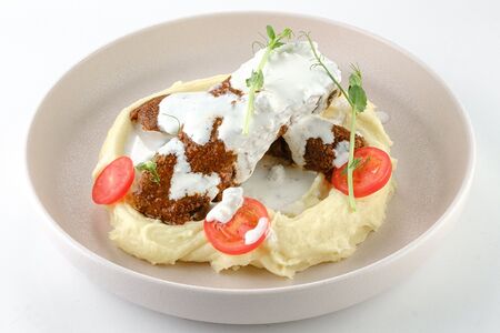 Говяжий бок с картофельным пюре и соусом блю чиз 