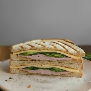 Сэндвич с ветчиной и сыром