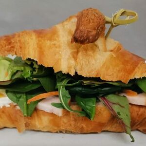 Круассан с соусом песто