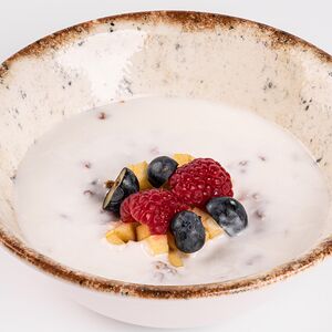 Гранола с мацони и ягодами