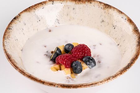 Гранола с мацони и ягодами