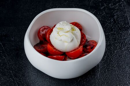 Сладкие томаты, буратта, соус из черемухи