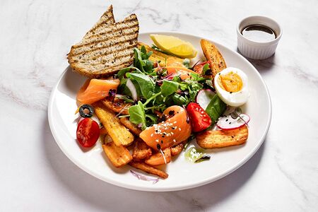 Салат с семгой и картофельными стрипсами