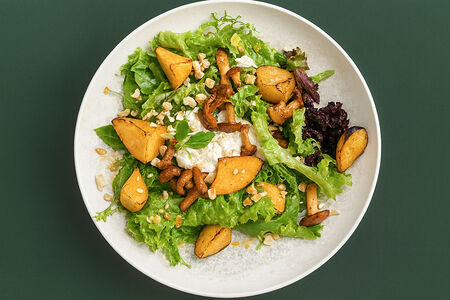 Салат с персиком, лисичками и страчателлой