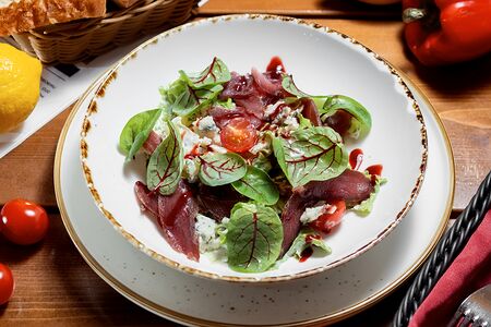 Салат с утиным вяленым мясом и малиновым соусом