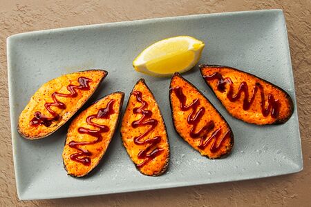 Мидии, запечённые под спайси соусом