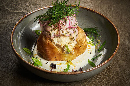 Печеный картофель с малосольной сельдью