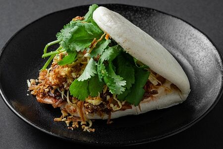 Бао с говядиной и перечным соусом
