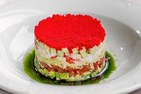 Салат с камчатским крабом, авокадо, икрой тобико и соусом руй