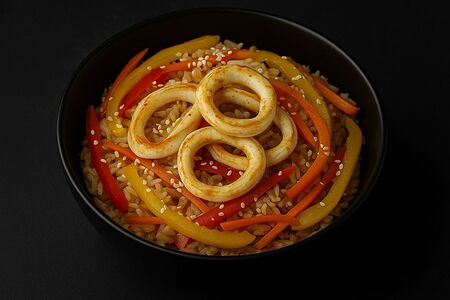 Рис с кальмаром