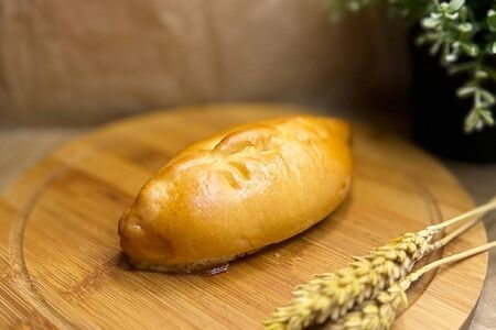 Сдобный пирожок с вишней и яблоком