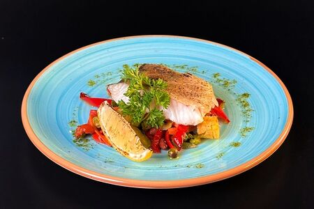 Филе судака, запеченное с овощами