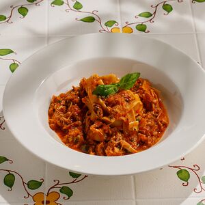 Фетучини с рагу из кролика и черными оливками