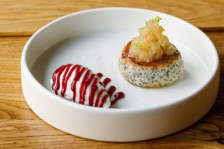 Сырник с маком, кокосовым муссом и грушевым компоте