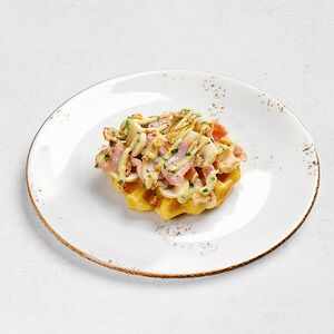 Картофельная вафля с беконом и грибами