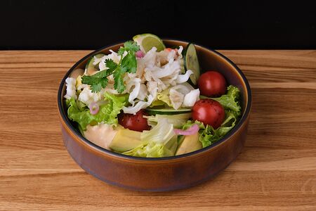 Салат с крабом, авокадо и томатами Яс