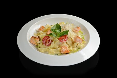 Феттучини с лососем в сливочном соусе