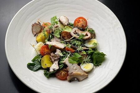 Салат с осьминогом, запеченные томаты черри, молодой картофель, перепелиное яйцо 