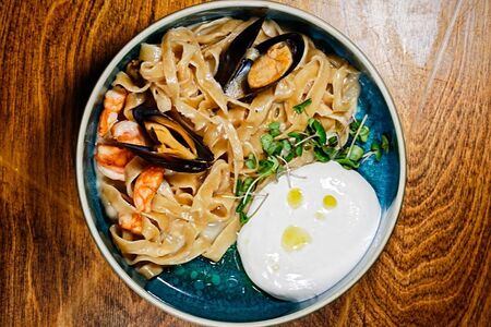 Фетучини с креветками и мидиями