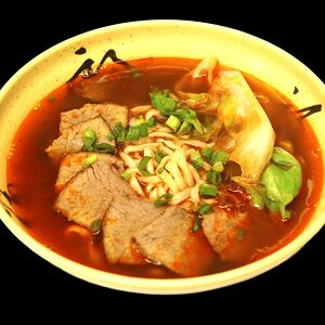 Лапша с тушеной говядиной в пряном остром бульоне