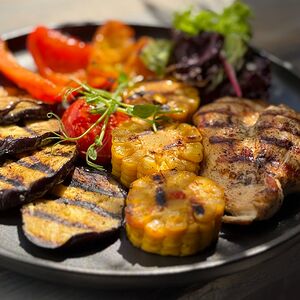 Запеченная куриная грудка с овощами