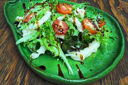 Салат, кальмар под устричным соусом