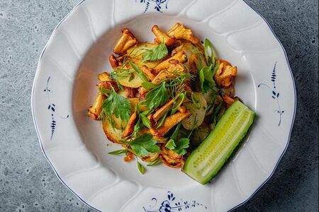 Жареный картофель с лисичками 