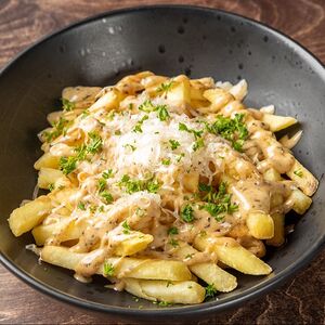 Картофель фри с трюфельным айоли и пармезаном