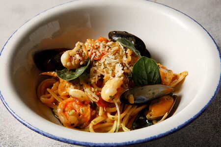 Паста с морепродуктами в соусе биск