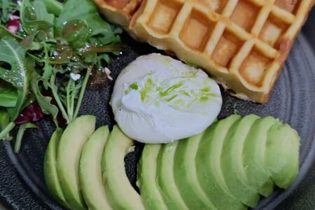 Бельгийская вафля с авокадо и яйцом пашот