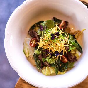 Салат с мраморной говядиной, картофелем пай и свежими овощами