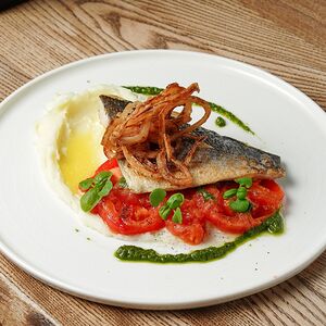 Дорадо с жареными томатами, картофельным пюре и соусом песто