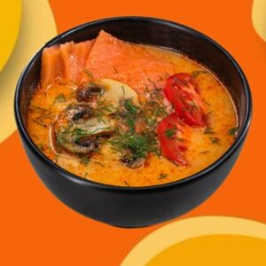 Тайский острый суп Том Ям с лососем