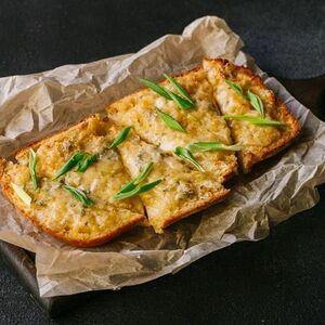 Гренки с чесноком и сыром