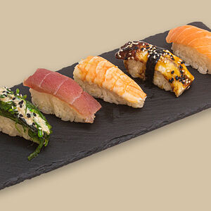 Суши нигири с тунцом