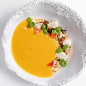 Тыквенный крем-суп с камчатским крабом и лесными грибами 