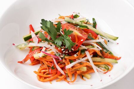 Салат из свежих овощей по-азиатски