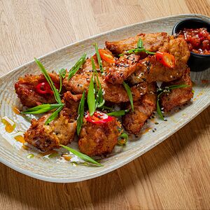 Хрустящие крылья с соусом сальса