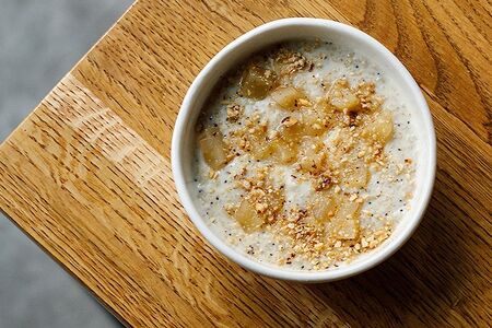 Овсяная каша с маком и камамбером