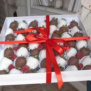Огромная коробочка из клубники в шоколаде 49-56