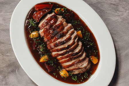 Запечённая медовая утка с пряной сливой и физалисом