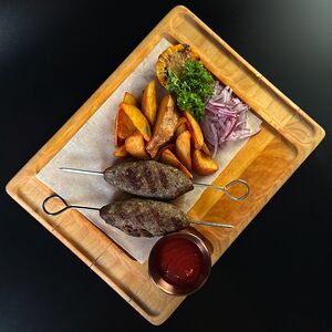 Люля-кебаб классический на шпажке с картофельными дольками