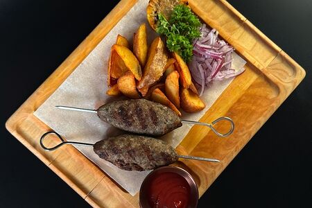 Люля-кебаб классический на шпажке с картофельными дольками, сладкой кукурузой с гриля