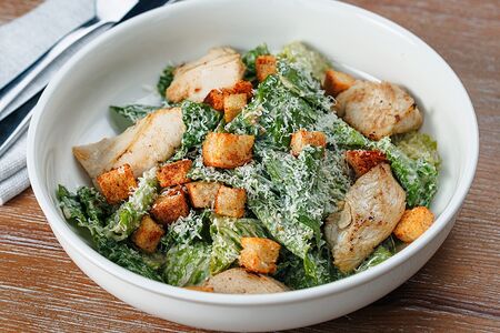 Салат Цезарь с курицей