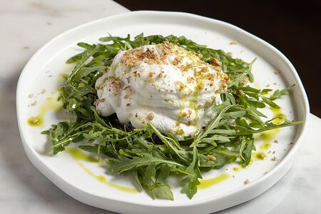 Копченая свекла с муссом из сыра сиртаки