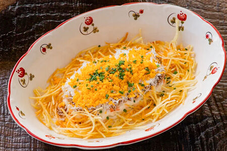 Мимоза с сомом горячего копчения и картофелем пай