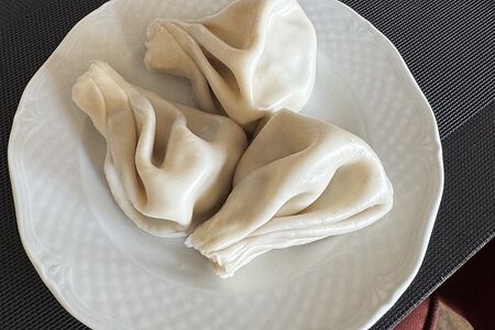 Хинкали с говядиной, свининой и зеленью