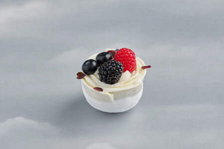 Пирожное Павлова с малиной